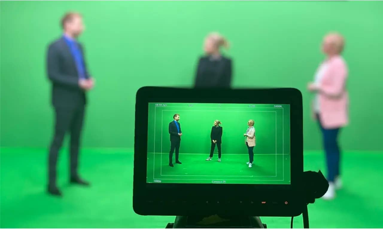Drei Personen vor einem Greenscreen im NIKKUS Studio