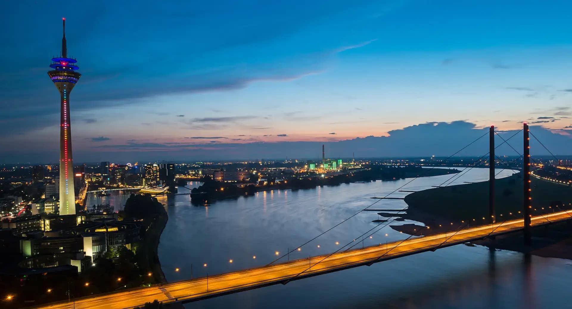 Luftbild Düsseldorf bei Nacht Skyline mit Rheinkniebrücke und Rheinturm aufgenommen mit Veranstaltungstechnik