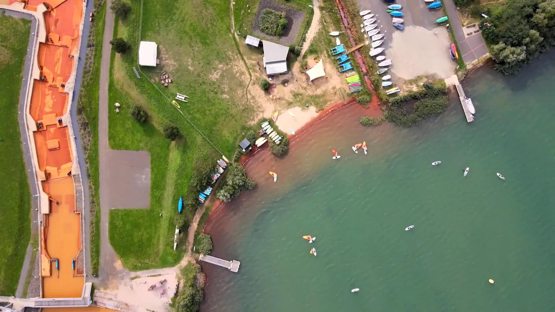 Die Eventlocation All-on-Sea von oben mit See und Strand und Anlegeplatz.