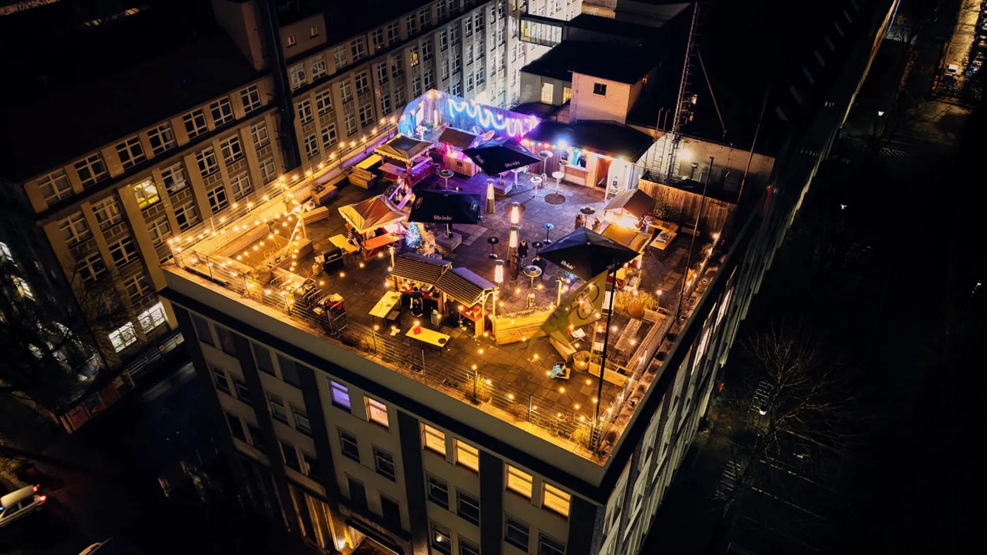 Colonia Nova Eventlocation Berlin Dachterrasse aus der Vogelperspektive bei Nacht mit Lichterketten, farbiger Bandbeleuchtung und Eventtechnik