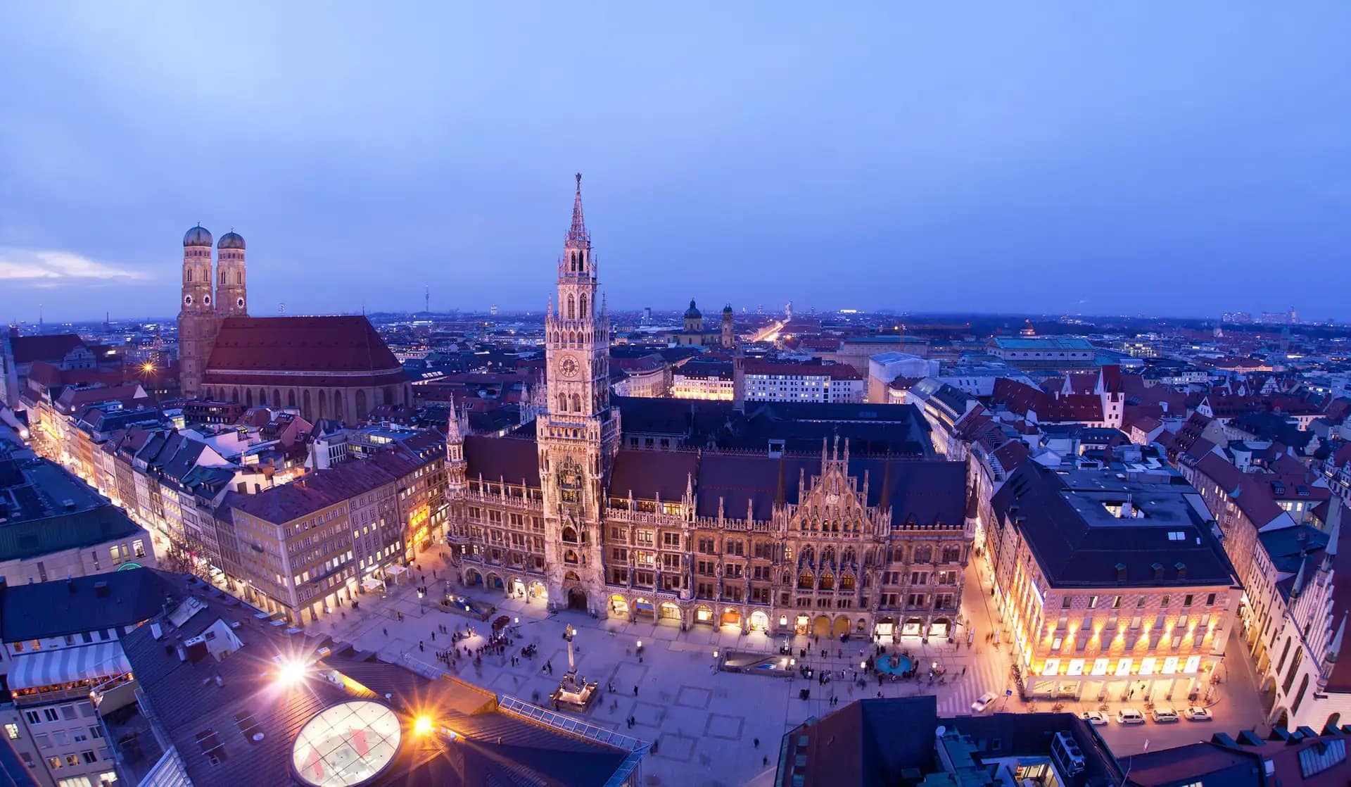 München Luftbild Marienplatz mit Rathaus und Frauenkirche in der Dämmerung aufgenommen mit Veranstaltungstechnik
