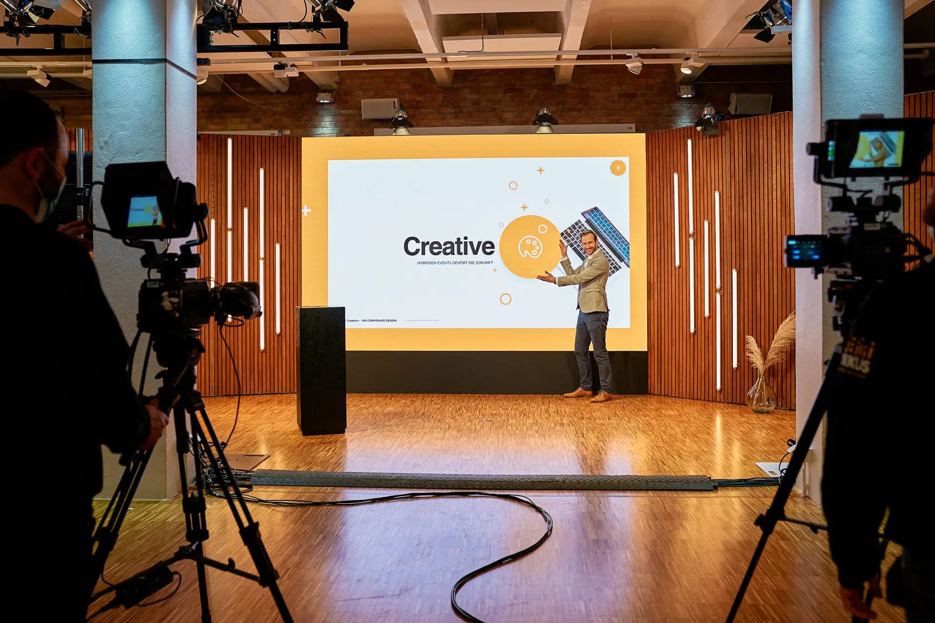 Erstellen Sie beeindruckende visuelle Inhalte für Ihr Event. NIKKUS bietet professionelle Grafik- und Contentproduktion, um Ihre Veranstaltung hervorzuheben.