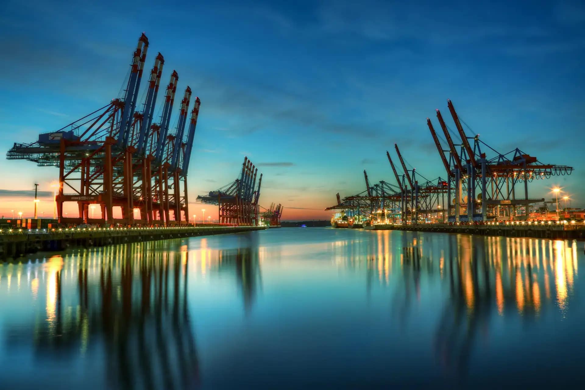 Kräne am Hamburger Hafen bei Dämmerung aufgenommen mit Veranstaltungstechnik