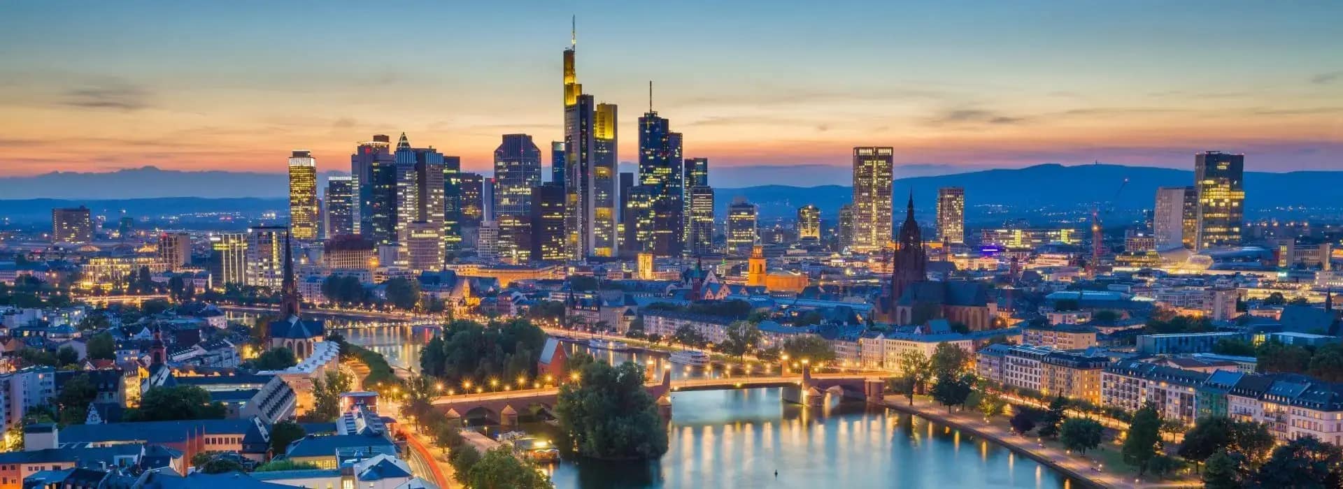 Frankfurter Skyline mit Mainbrücke bei Nacht als Luftbild aufgenommen mit Veranstaltungstechnik Frankfurt