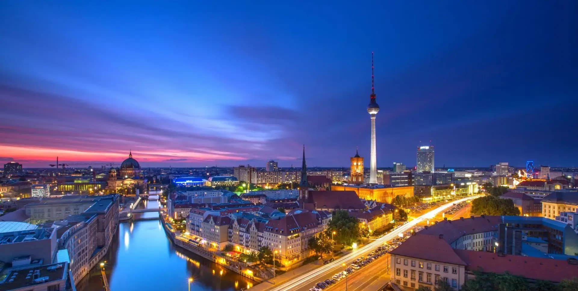 Veranstaltungstechnik Berlin: Luftaufnahme der Berliner Stadtmitte bei Nacht mit beleuchtetem Fernsehturm.